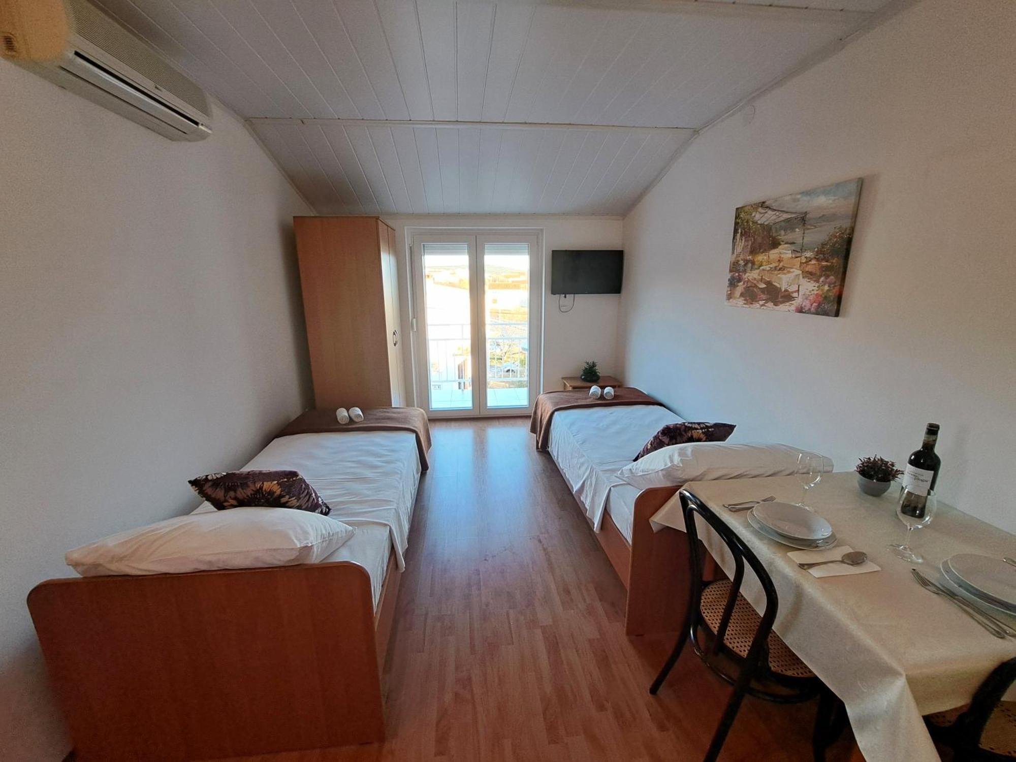 Apartments Maruna Maslenica Bagian luar foto
