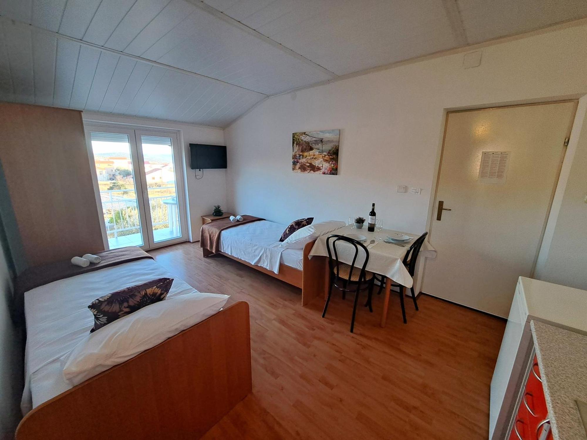 Apartments Maruna Maslenica Bagian luar foto