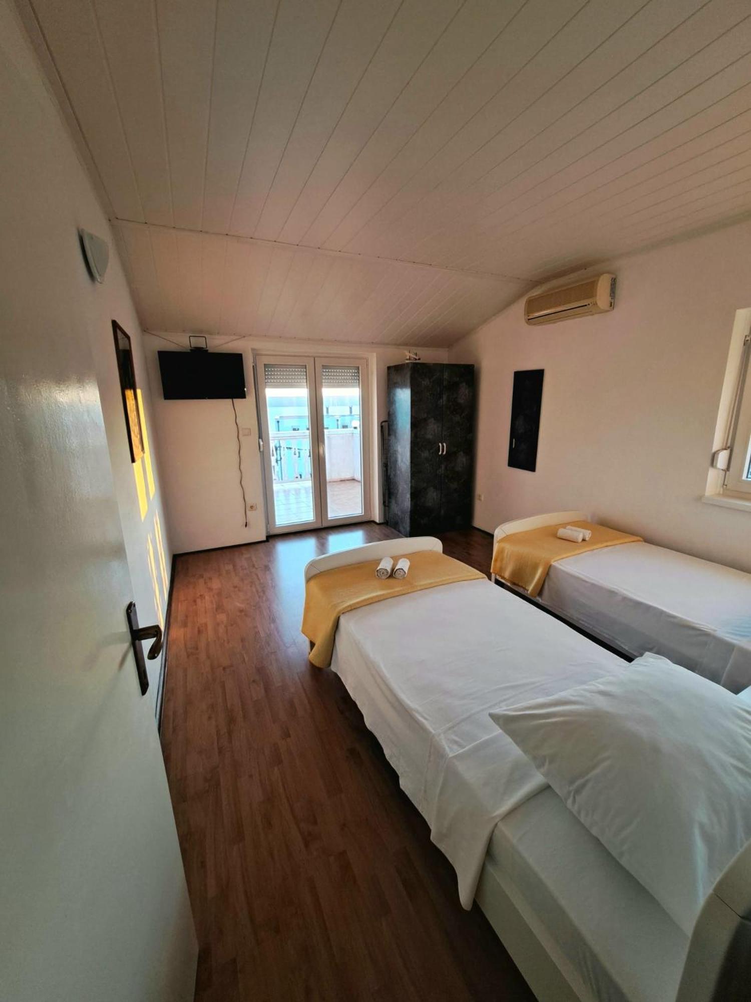 Apartments Maruna Maslenica Bagian luar foto
