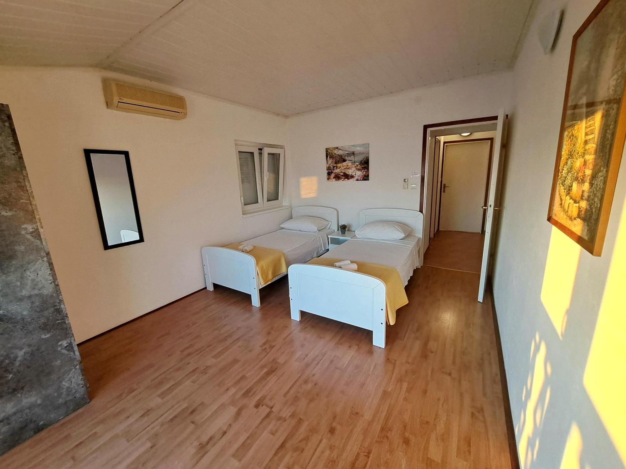Apartments Maruna Maslenica Bagian luar foto