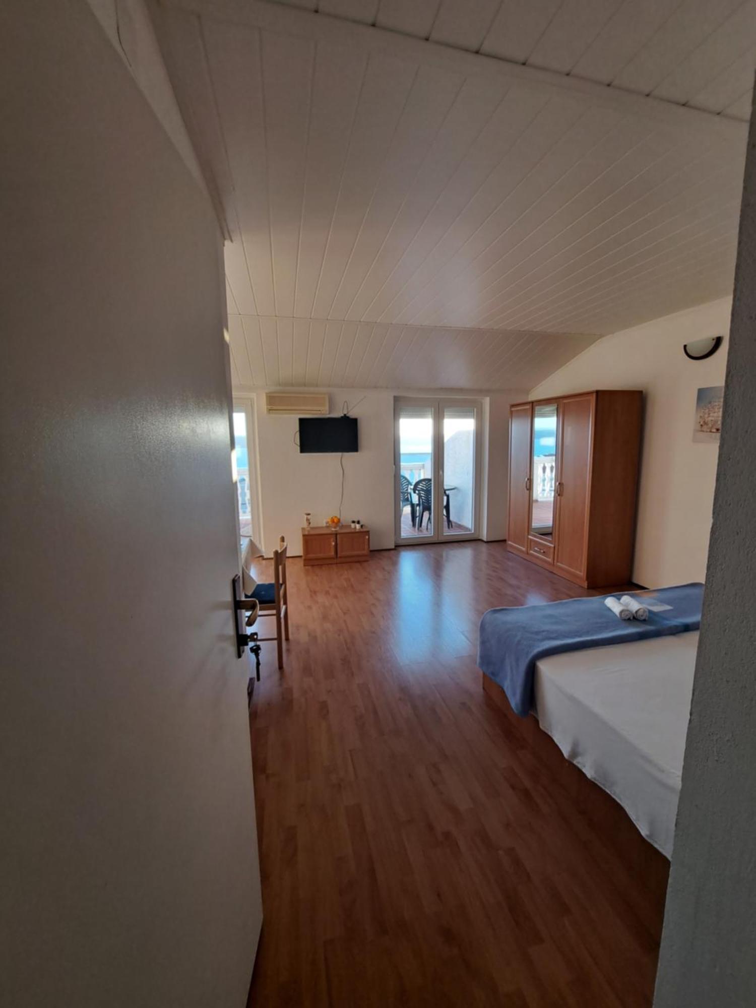 Apartments Maruna Maslenica Bagian luar foto
