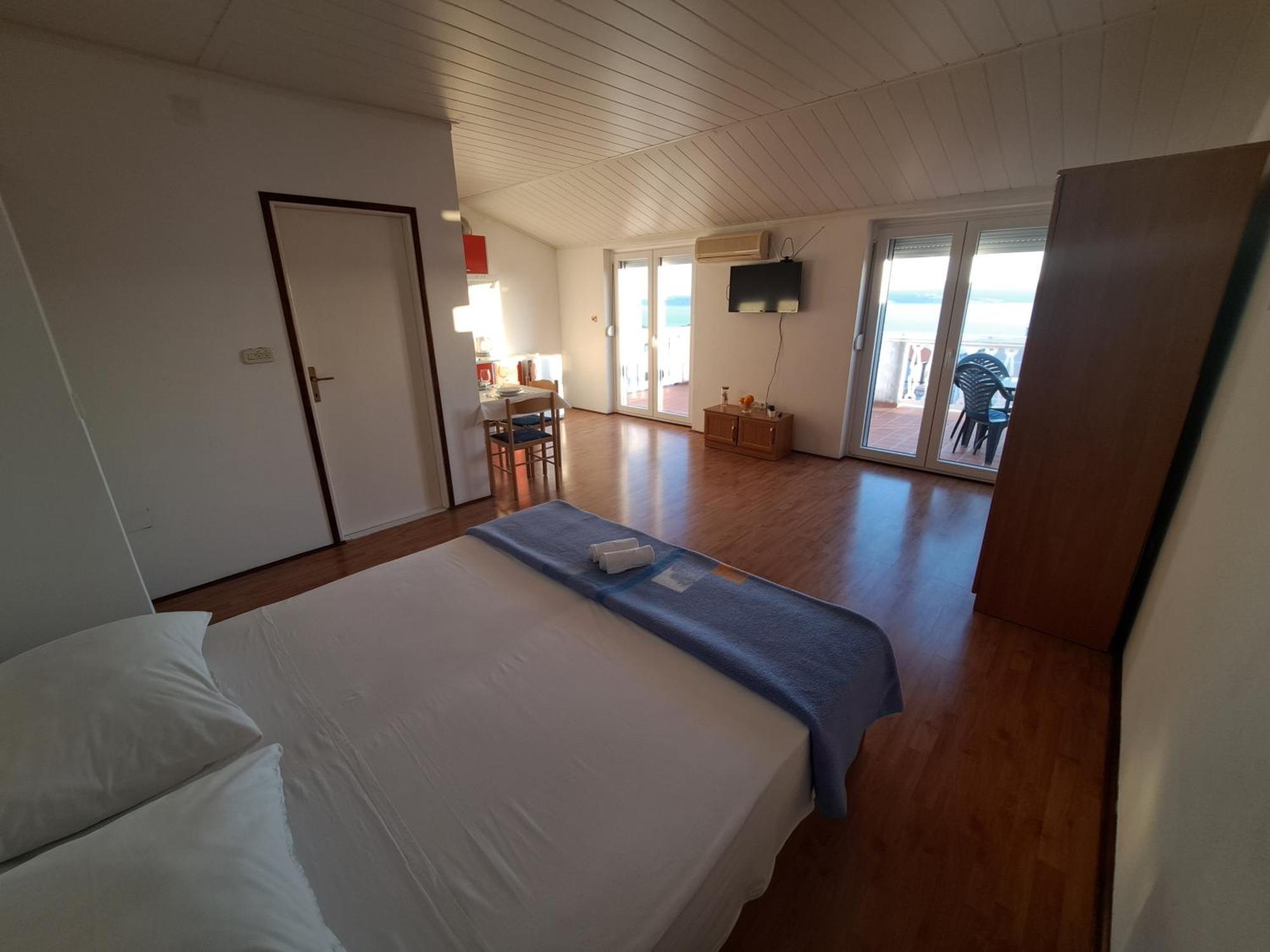 Apartments Maruna Maslenica Bagian luar foto